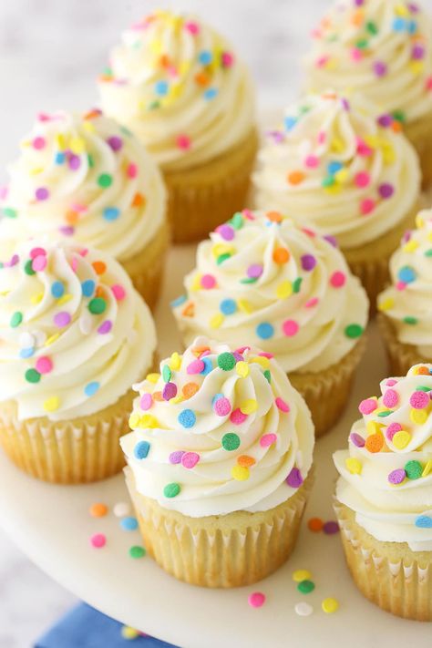 Vanilla Cupcakes Recipes, Easy Vanilla Cupcakes, Yellow Cupcakes, Cookies And Cakes, Cupcake Pictures, Pastel Cupcakes, Easy Cupcake Recipes, Cupcakes Recipes, Vanilla Cupcake Recipe