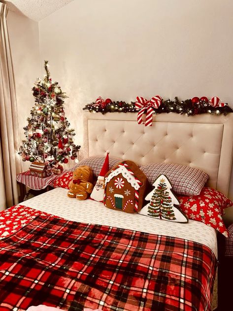 Christmas Bedroom Aesthetic Cozy, Christmas Tree Bedroom Ideas, Aesthetic Christmas Decor Bedroom, Christmas Tree In Bedroom, Aesthetic Christmas Bedroom, Christmas Cozy Aesthetic, Christmas Bedroom Decor Cozy, Cozy Winter Room, Cozy Christmas Bedroom Aesthetic