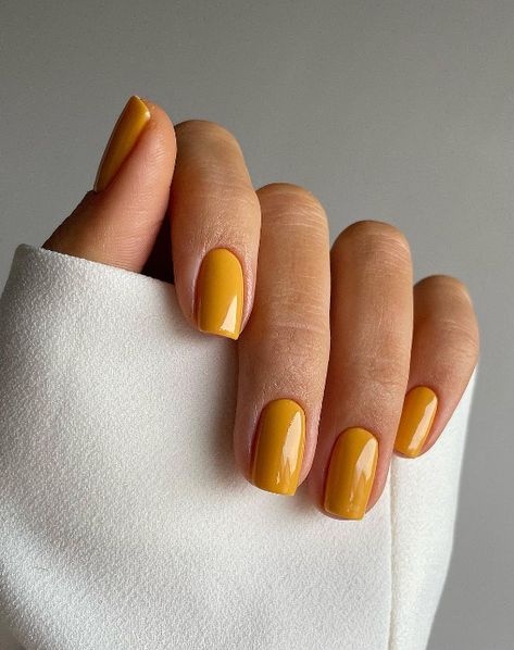 Golden Nail Design: Gold is a symbol of richness and warmth, making it a perfect choice for fall. Try golden accents, shimmering tips, or full gold nails to add a touch of luxury to your manicure. Yellow Pedicure, Pedicure Aesthetic, Yellow Nails Design, Yellow Nail, Nagellack Trends, Summer Manicure, Shiny Nails, Fall Nail Colors, Nails 2024