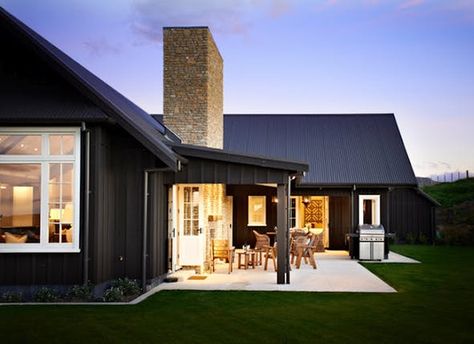 Come to the Dark Side: 14 Totally Chic Black Houses | Apartment Therapy Black Houses, Farmhouse Exterior Design, Black Barn, Dark House, Modern Farmhouse Exterior, White Windows, Contemporary Farmhouse, Modern Barn, Design Exterior