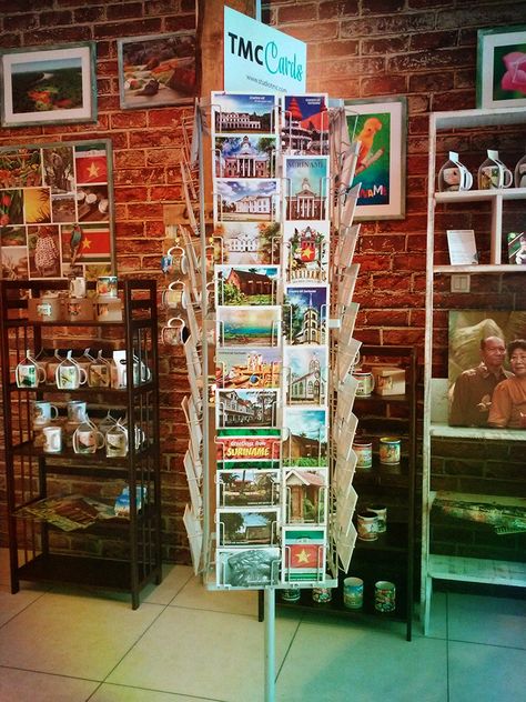 Souvenir Shop Design, Souvenir Design, Cancun Vacation, Booth Inspiration, Souvenir Store, Shop Displays, Souvenir Shop, Shop Ideas, Shop Display