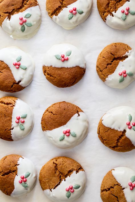 White chocolate dipped ginger cookies - Simply Delicious Dipped Ginger Cookies, Menu Cake, Ginger Cookies Recipe, Chewy Ginger Cookies, Ginger Cookie Recipes, Xmas Baking, Christmas Cookie Box, Festive Food, Melting White Chocolate