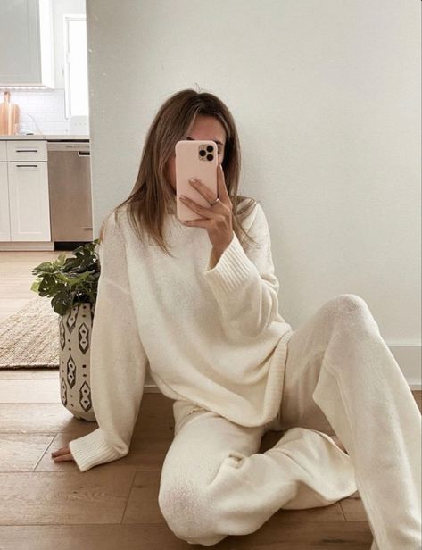 // s e l f i e Homewear Outfit, Best Loungewear, Loungewear Outfit, At Home Outfits, Lounge Outfits, Homewear Woman, Loungewear Outfits, Homewear Fashion, Lounge Outfit