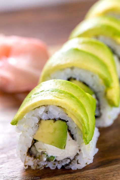 Salmon Avocado Roll, Avocado Sushi Roll, Avocado Sushi, Avocado Rolls Sushi, Avocado Roll, Vegetarian Sushi, Sushi Maker, Sushi Recipes Homemade, Sushi Party