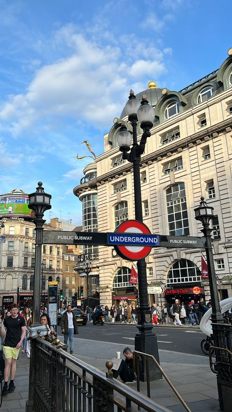 Picnic London, Aesthetic Train Station, London Picnic, Bars London, London Lunch, Aesthetic Train, London Dinner, London Tourism, Restaurants London