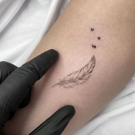 Fine line feather tattoo on the inner forearm Tattoo Plume, White Feather Tattoos, Small Feather Tattoo, Indian Feather Tattoos, Protection Tattoo, Tattoos Pictures, Feather Tattoo Design, Forearm Tattoo Women, Spiritual Tattoos