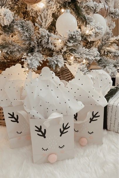 Santa Gift Bags Diy, Goodie Bag Christmas Ideas, Christmas Gift Bag Craft For Kids, Mini Christmas Gift Bags, Small Christmas Goodie Bags, Christmas Small Gift Ideas Friends, White Gift Bags Decorating, Christmas Box Cricut, Clear Gift Bag Ideas Christmas