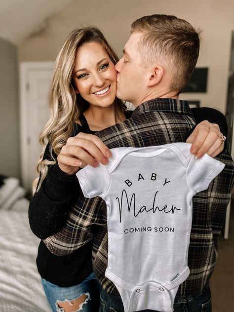 Pregnancy Announcement With Onesie, In Person Pregnancy Announcement, How To Announce Pregnancy To Family, Mom And Dad Pregnancy Announcement, Creative Pregnancy Announcement Photos, In Home Pregnancy Announcement Photos, First Time Pregnancy Announcement Ideas, At Home Pregnancy Announcement, Classy Pregnancy Announcement