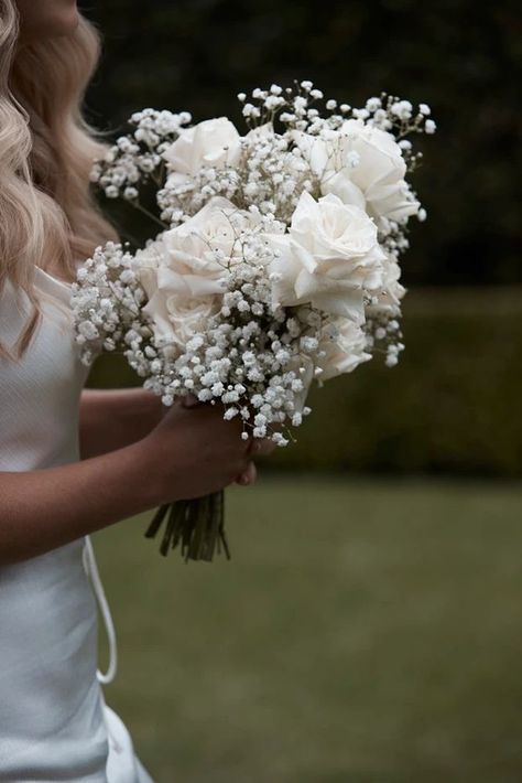 Aisle Decor For Outdoor Wedding, Bridesmaid Bouquet Gypsophila, Formal Wedding Flower Arrangements, Bridal Bouquet Gypsophila, Minimal White Bridesmaid Bouquet, White Rose Gypsophila Bouquet, White Simple Wedding Decor, All White Roses Bouquet, White Flowers Bridesmaids