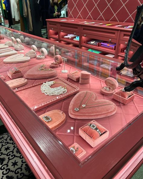 Vintage Jewelry Store Interior, Jewelry Merchandising Display Retail, Jewelry Cases Display Retail, Jewelry Store Front Design, Boutique Decor Ideas Retail Store Design Luxury, Jewelry Displays For Boutiques, Gucci Jewelry Display, Pink Jewelry Display, Jewellery Pop Up Display