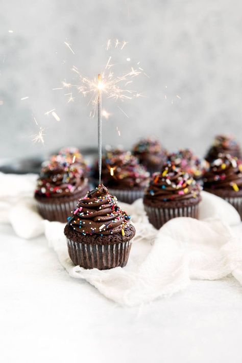 Rich brownie-like birthday cupcakes topped with sinful chocolate frosting and, of course, SPRINKLES! Brownie Vegan, Pastel Desserts, Homemade Chocolate Frosting, Cake Brownie, Broma Bakery, Brownie Cupcakes, Birthday Chocolates, Pasta Pasta, Food Blogs