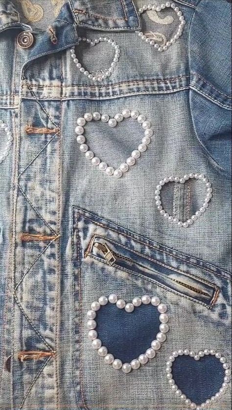 All Denim Looks For Women, Back Pocket Design Jeans, Blue Jean Jacket Designs, Bride Denim Jacket Diy, Cool Diy Clothing Ideas, Diy Heart Jeans, Denim Jacket Makeover Diy, Diy Custom Clothes Ideas, Jeans Jacket Design Ideas