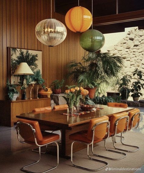 Mood Lighting Dining Room, Orange Green Wood Living Room, Mid Century Restaurant Design, Vintage Furniture Interior Design, Mid Mod Dining Room, Mcm Dining Room Lighting, Dining Room Inspiration Vintage, Midcentury Modern Dining Room Ideas, Mid Century Modern House Decor