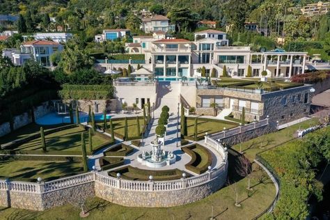 The top 22 most expensive houses in the world listed for sale in 2021: from the LA mansion with a history of celebrity owners to Venetian palace in Cannes. Biggest House In The World, Futuristic Mansion, Luxurious Mansions, Beverly Hills Mansion, Mansion Exterior, Mansion Designs, Dream Mansion, The French Riviera, Expensive Houses