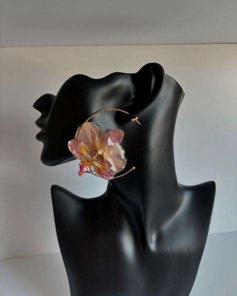 The last paire of Orchid Hoop is the exotic vibe you need for this summer 🌼🧡🌞 #koraatelierbcn #barcelonahandmade #joyasfloresreales #idearegalo #bijouxfleurs Orchid Jewelry, Tangle Art, Real Flower Jewelry, Polymer Crafts, Expensive Jewelry, Handmade Wire Jewelry, July 16, Flower Accessories, Fancy Jewelry