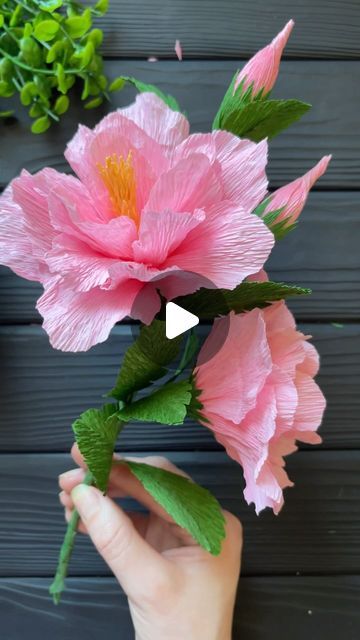 Crepe Flowers, Giant Flowers Diy, Paper Flower Diy, Flower Petal Template, Crepe Paper Flowers Diy, Crepe Paper Flower, Paper Craft Tutorials, Crepe Paper Flowers, Giant Paper Flowers