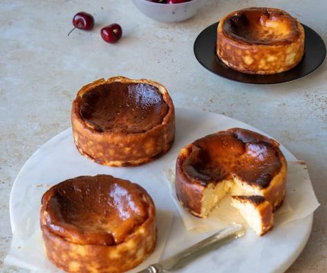 Mini Basque Cheesecake, Mini Basque Burnt Cheesecake, Burnt Cheesecake, Basque Cheesecake, Spain Wedding, Mini Cheesecakes, Fresh Cherries, Muffin Tins, Thermomix Recipes