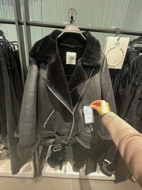 Leather Jacket Outfit Winter, Leather Aviator Jacket, Winter Coat Black, Nyc Winter Outfits, Fur Outfit, Winter Jacket Outfits, Jacket With Fur, Aviator Jacket, Fur Leather Jacket