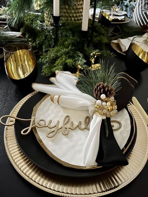 Christmas Banquet Table Decorations, Black White And Gold Christmas, Gold Christmas Table, Church Table, Black And Gold Christmas, Black Christmas Decorations, Black Gold Christmas, Gold Table Setting, Black White Christmas