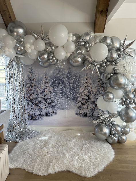 White Christmas Birthday Party, Snow Christmas Party Theme, Winterwonder Land Party Ideas, Winter Shower Decorations, Winter Parties Ideas, Winter White Party Ideas, Winter Wonderland Bday Party, White Christmas Themed Party, Winter Wonderland Birthday Party Theme