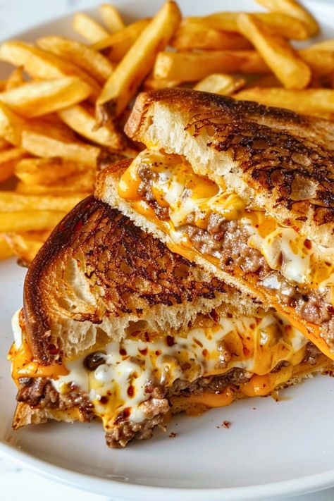 The next time you're stuck on what to make for dinner, try this classic patty melt recipe. It's tasty, easy to make, and sure to please the whole family. Frisco Melt Recipe, Best Homemade Dinner Recipes, Quick Saturday Night Dinner, Two People Recipes Dinners, Easy Dinner Recipes No Pasta, Quick Weekend Meals, Easy Supper Idea, Hamburger Grilled Cheese, New Easy Dinner Recipes