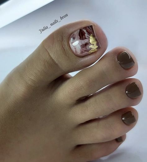 Matching Nails And Toes Fall, Autumn Toenails, Burgundy Toe Nails, Brown Pedicure Ideas, Autumn Toe Nails, Fall Pedicure Colors Toenails, Fall Pedicures, Fall Toe Nails, Fall Pedicure