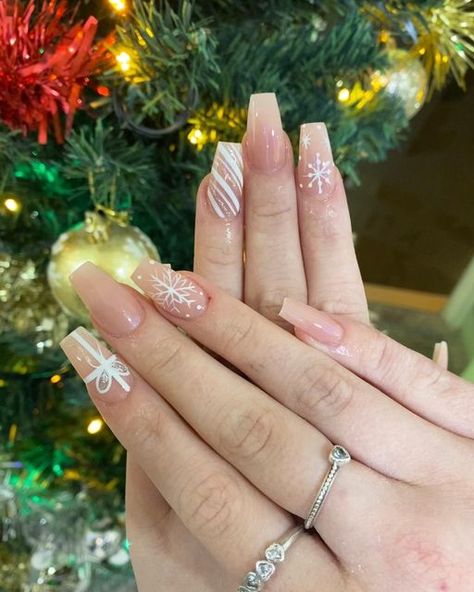 Christmas Nails Cute Designs, Christmas Nails Coffin Shape Short, Christmas Nails With Tips, Christmas Nails Medium Coffin, Cute Natural Christmas Nails, Christmas Proposal Nails, Short Coffin Holiday Nails, Christmas Gel Nails Coffin, Christmas Nails For Brown Skin