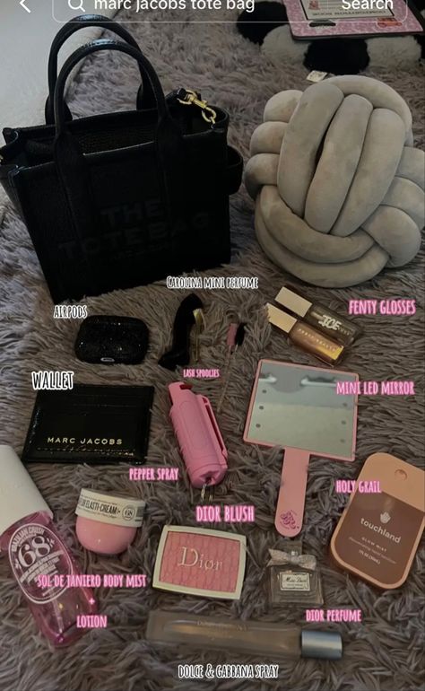 Stuff To Put In Purse, What To Keep In Your Purse, Purse Must Haves Items, Diy Doll Suitcase, Bag Tour, Handbag School, Dior Blush, Everyday Bag Essentials, What's In My Purse