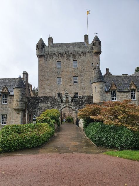 Cawdor Castle, Clan Castle, Family History, Scotland, Places To Visit, Castle, House Styles, Architecture, History