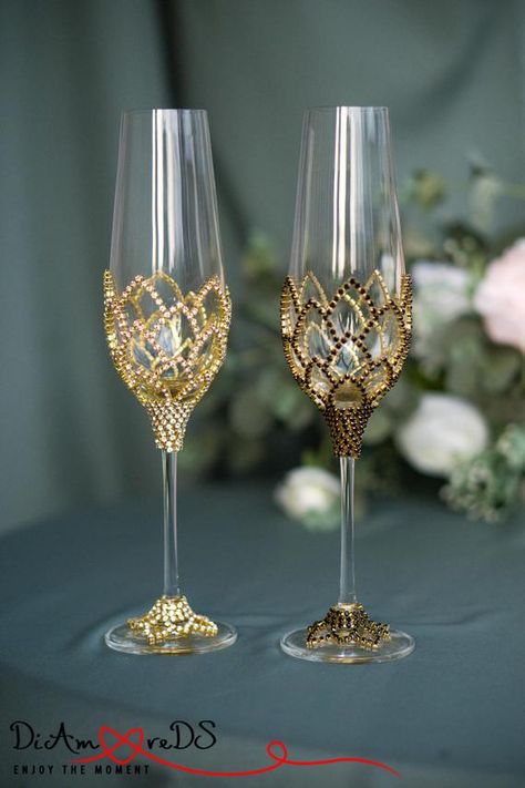 Gold Wedding Glasses Wedding Champagne Flutes Crystal | Etsy Flute Champagne Glasses, Gold Champagne Flutes, Geometric Glasses, Wine Glass Decor, Wedding Toasting Glasses, Wine Glass Designs, Wedding Wine Glasses, Diy Wine Glasses, Cool Wedding