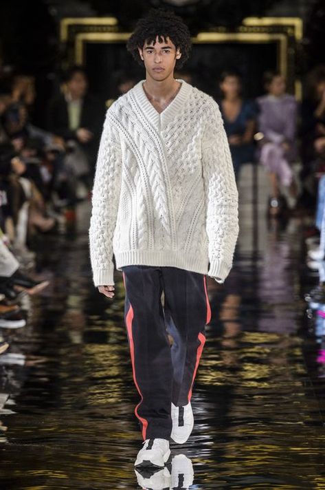 Stella McCartney autumn/winter 2018 Cable Knitwear, Men's V Neck Sweaters, Knitwear Details, Mens Fashion 2018, Knitwear Inspiration, Mens Fashion Sweaters, Vogue Men, Madame Figaro, Designer Knitwear