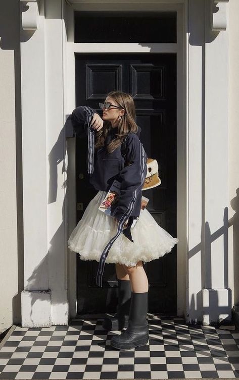 Balletcore Outfit Ideas, Ballerina Off Duty Style, New Romantic Fashion, Skirts And Boots, Tutu Skirt Outfit, Ballerina Skirt, Outfit For Spring, Outwear Coat, Girlie Style