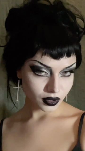 Mervey on Instagram: "Gothic elegance in every contour and line - #tradgoth #tradgothmakeup #gothmakeup #goth #gothic #gothgirl #postpunk #gothmakeup #gothaesthetic #darkwave #gothfashion #gothicstyle #deathrock #gothstyle #punk #gothicfashion #batcave #newwave #gothicgirl #nugoth #gothicrock #instagoth #alternativegirl #dark #gothicmakeup #gothrock #alternativefashion #alt" Alternative Makeup Hooded Eyes, Maquillage Goth, Goth Makeup Looks, Trad Goth Makeup, Goth Makeup Tutorial, Goth Eye Makeup, Dark Makeup Looks, Gothic Elegance, Punk Makeup