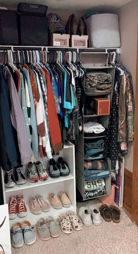 Vans Inspired Bedroom, Western Closet Organization, Country Mirror Pics, Country Closet Ideas, Western Closet Ideas, Room Inspo Western, Western Bedroom Decor Ideas, Western Dorm Room Ideas, Country Room Ideas