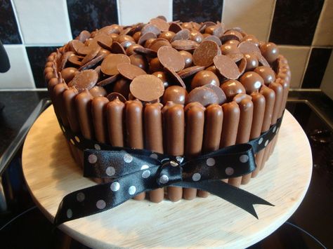 Chocolate cake, with chocolate buttercream, chocolate fingers around the outside and maltesers and chocolate buttons on the top. Chocolate Button Cake, Chocolate Finger Cake, Frosting Cake, 40th Cake, Chocolate Buttons, Chocolate Cake Decoration, 40th Birthday Cakes, Birthday Cake Chocolate, Chocolate Sweets