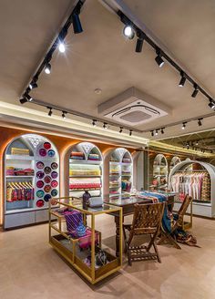 Boutique Interior Design Indian, Prashant Parmar, Fabric Store Design, Store Shelves Design, Retail Store Interior Design, Clothing Store Interior, Clothing Store Design, Store Design Boutique, Retail Store Interior