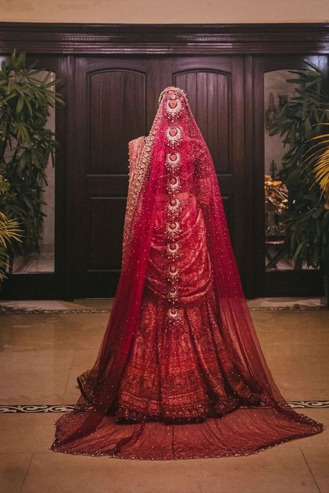 Indian bride in a jeweled veil and a trailing dupatta! Bridal Dupatta Designs, Red Saree Wedding, भारतीय दुल्हन संबंधी, Dupatta Designs, Sabyasachi Bride, Red Bridal Dress, Bridal Lehenga Designs, Latest Bridal Lehenga, Bridal Dupatta