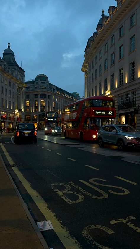 #london #londonlife #londonstyle #londonaesthetic #piccadilly #night #aesthetic #londoncity #england #city #citylights #londonlifestyle Nature House, England Aesthetic, London Vibes, London Dreams, 2024 Mood, Decker Bus, Living In London, London Baby, London Aesthetic