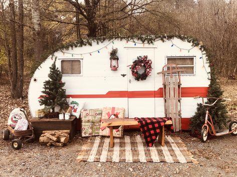 Market Decor, Vintage Camper Remodel, Christmas Shoot, Christmas Mini Sessions, Retro Campers, Vintage Campers, Vintage Travel Trailers, Camper Decor, Christmas Decorations Diy Outdoor