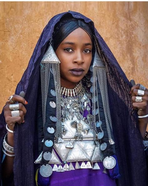 Tuareg People, Egyptian Culture, Silver Items, Traditional Attire, African History, African Men, Vintage Portraits, African Culture, Women's Costumes