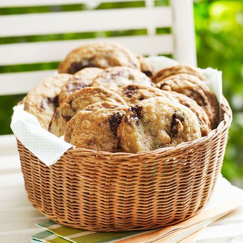 For a pretty presentation put cookies in a wicker basket. More ways to organize outdoor party food and drinks: http://www.bhg.com/party/birthday/themes/how-to-organize-outdoor-party-food-and-drinks/?socsrc=bhgpin082213cookiebasket=6 Outdoor Party Appetizers, Outdoor Party Food, Outdoor Party Foods, Summer Burgers, Pretty Presentation, Cookie Baskets, Burger Party, Pie Bar Recipes, Party Appetizers Easy