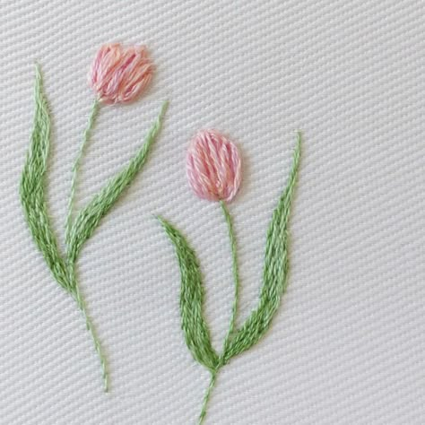 Embroidered Tulips Flower, Tulip Embroidery Tutorials, Hand Embroidered Flowers Simple, Cute Little Embroidery Designs, Embroidery Ideas Aesthetic, Tulip Embroidery Design, Easy Embroidery Flowers, Long Short Stitch, Simple Flower Embroidery