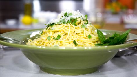 Toss warm pasta with fresh lemon juice and parmesan cheese for a quick and easy summer dinner. Parmesan Linguine, Salmon Italian, Cheesy Salmon, Entre Recipes, Lemon Linguine, Delicious Entrees, Today Recipes, Grilled Swordfish, Linguine Recipes