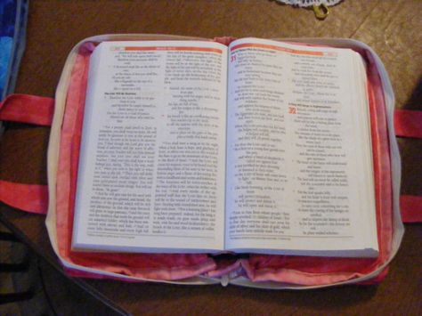 Scripture Case, Handmade Christmas Presents, Bible Cases, Bookbinding Tutorial, Bible Bag, Sew Zipper, Sewing To Sell, Scrappy Quilt Patterns, Bible Cover