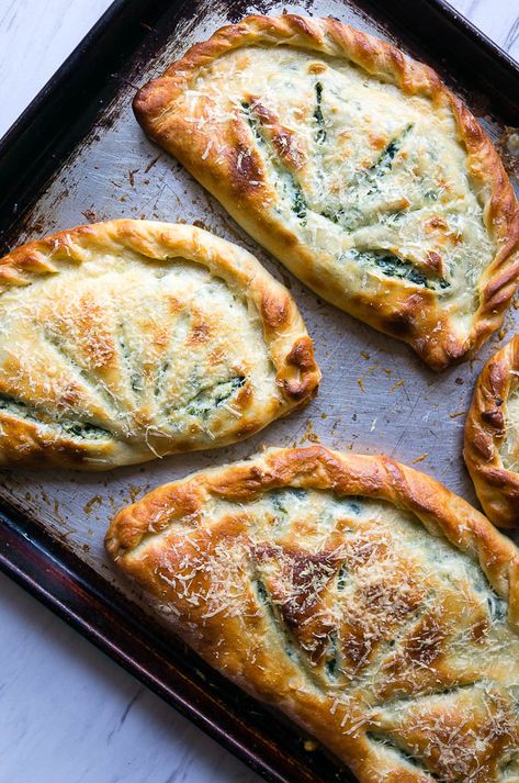 Ricotta and Spinach Calzones. A cheesy vegetarian calzone to substitute into your pizza routine! Resep Pasta, Italian Foods, Vegetarian Cookbook, Makanan Diet, Think Food, Vegetarian Meals, Idee Pasto Sano, Meatless Meals, Deep Dish