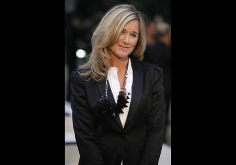 APPLE RETAIL 2014: Angela Ahrendts: Apple Retail VP mid-2014 (pr 2013-10-18) • replaces Dixon's John Browett flop who replaced pioneer Ron Johnson • Angela is Burberry ceo (depicted 2009-09-22 london fash wk) • Angela revived stodgy brand Burberry 300% into $3B co. • Burberry fits Apple as both are design freaks (read  Financial Times article 2013-10-16 by John Gapper) Angela Ahrendts, Control Freaks, Women Professional Attire, Corporate Dress, Regent Street, Never Stop Dreaming, Financial Times, Business Icon, Girl Celebrities