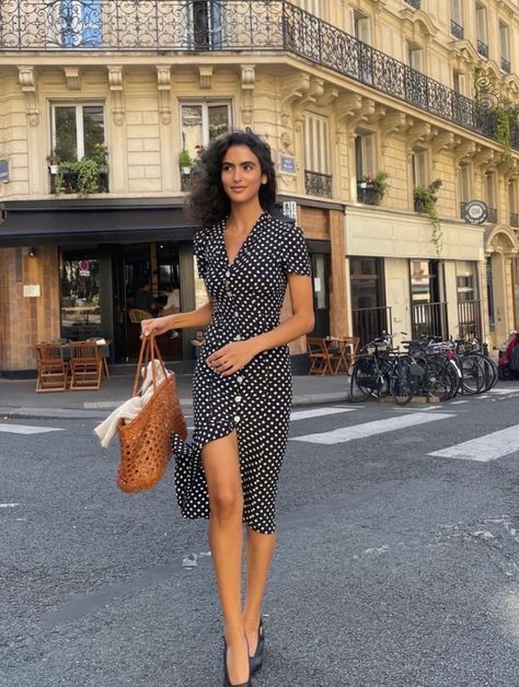 Style Chic Parisien, Style Parisian Chic, Parisian Outfits, Parisian Summer, Parisienne Chic, Parisian Chic Style, Paris Chic, Berlin Fashion, Europe Outfits