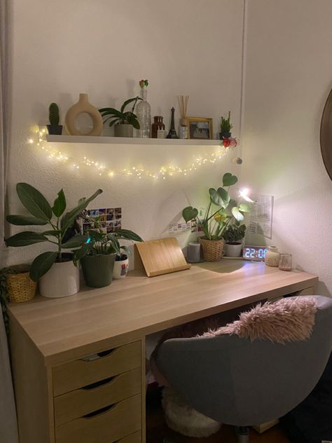 Wall Framed Art, College Desk Setup Aesthetic, Green And Yellow Room Aesthetic, Dorm Desk Decor Ideas, Student Bedroom Ideas University, Desk Inspo Aesthetic Cozy, Bedroom Shelf Organization, Shelf Above Desk Ideas, Cosy Uni Room