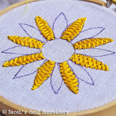 Flower embroidery : Closed Herringbone Stitch - Sarah's Hand Embroidery Tutorials Herribone Stitch Embroidery Design, Herringbone Stitch Motifs, Herringbone Stitch Embroidery Motifs, Herringbone Stitch Embroidery Designs, Herringbone Stitch Embroidery, Cross Stitch Embroidery Designs, Herringbone Stitch Tutorial, Bordado Jacobean, Fishbone Stitch