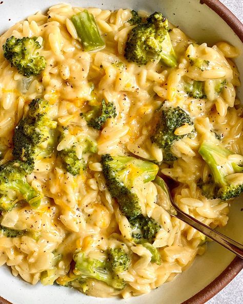 Orzo Salad Dressing, Orzo With Broccoli, Cold Orzo Salad, Wildfit Spring, Orzo Salad Recipes Cold, Orzo Salad With Chicken, Bacon Orzo, Broccoli Cheddar Orzo, Easy Orzo Salad